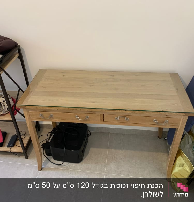 שולחן עץ עם משטח זכוכית עליון